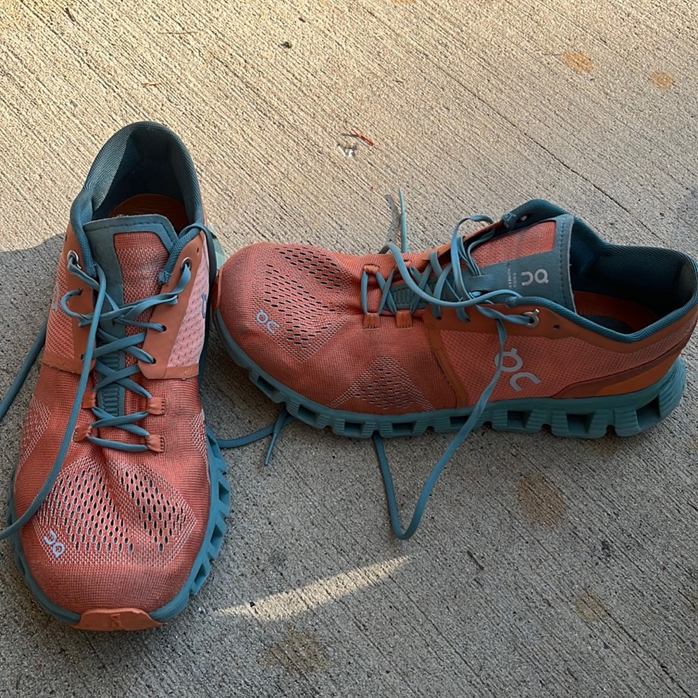 Oncloud tennis shoes size 8.5